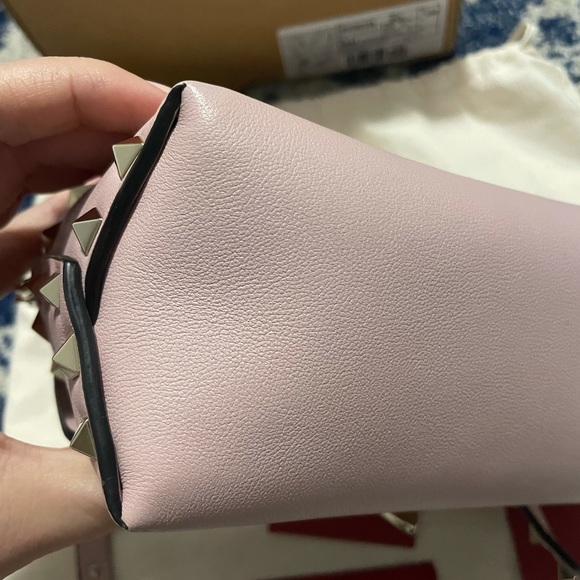 VALENTINO GARAVANI
Mini Rockstud Calfskin Crossbody Bag In Water Rose - Picture 5 of 8